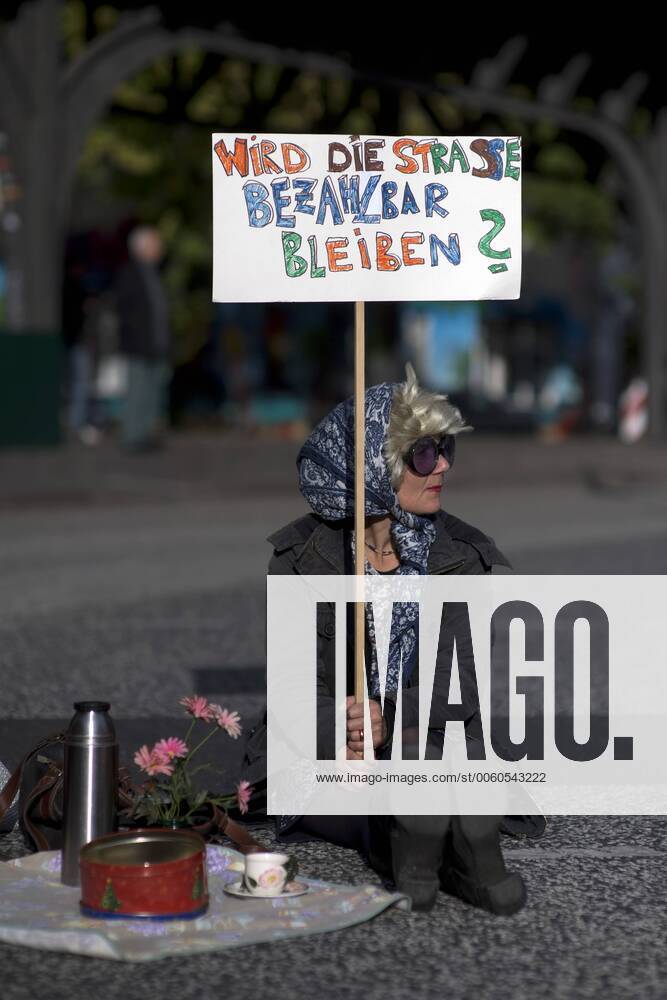 Mietendemo DEU, Deutschland, Germany, Berlin, 28.09.2013 Demonstrant mit Plakat Wird Die Strasse Bezahlbar Bleiben auf der bundesweiten Demonstration von Mieterorganisationen vom Bündnis Keine Profite Mit Der Miete unter dem Motto Die Stadt gehört allen in Berlin Kreuzberg. Die Demonstranten protestieren gegen hohe Mieten, Verdrängung, Wohnungsnot und Zwangsräumungen. Protesters with banner in Berlin-Kreuzberg, Germany. The protesters are demonstrating against rising rents, the change of the social structure and social dispacement in their neighbourhood. Sympton of a rampaging processes of gentrification which is rapidly forcing poorer residents out of the city centre and tearing apart the city s radical infrastructure.