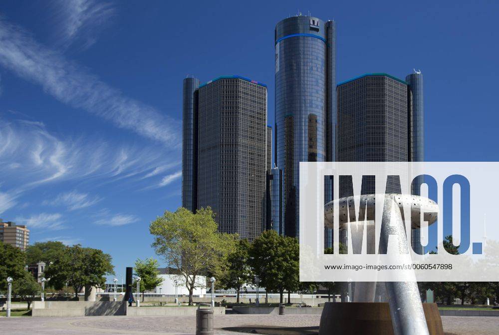 Hauptquartier von General Motors und das Hotel Detroit Marriott im Renaissance Center mit Noguchi-Brunnen auf der Hart Plaza vorne, Detroit, Michigan, USA, Nordamerika iblwes03732806