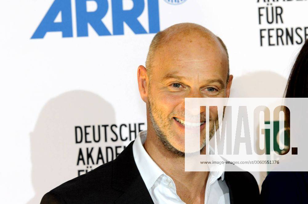 Der Schauspieler Simon Licht kommt am 01.10.2013 in Köln zur 1. Verleihung der Preise der Deutschen Akademie für Fernsehen (DAfF) für herausragende Leistungen im deutschen Fernsehen.