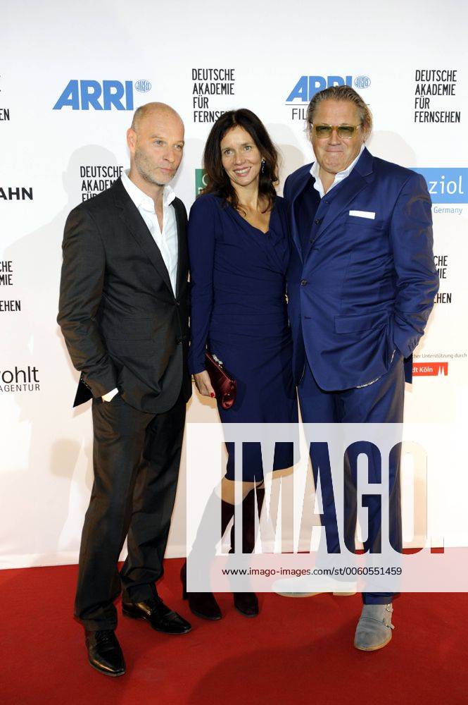 Die Schauspieler Simon Licht (l) und Michael Brandner mit Ehefrau Karin kommen am 01.10.2013 in Köln zur 1. Verleihung der Preise der Deutschen Akademie für Fernsehen (DAfF) für herausragende Leistungen im deutschen Fernsehen.