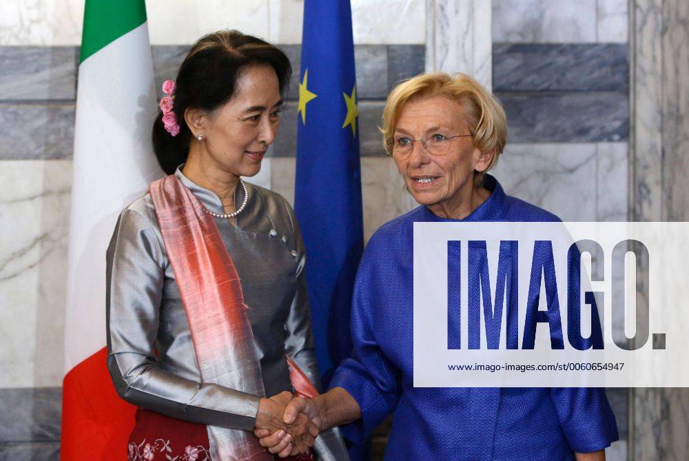 ITALIAN MINISTER OF FOREIGN AFFAIRS EMMA BONINO RECEIVES THE NOBLE PRIZE FOR THE PEACE AUNG SAN SUU KYI ROME ITALY Roma Italia Aung San Suu Kyi, 28.10.2013, Italien, Rom, Außenministerin, Friedensnobelpreis, Friedensnobelpreisträgerin, Myanmar, Birma, Burma, Politik, Politikerin, Aung San Suu Kyii, Emma Bonino Ph. Pool AGF Scavuzzo UnitedArchives01789794