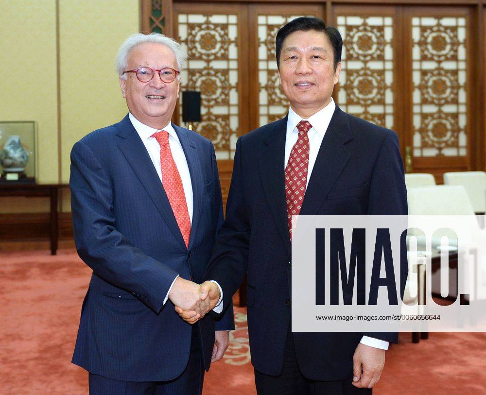 (131030) -- BEIJING, Oct. 30, 2013 (Xinhua) -- Chinese Vice President Li Yuanchao (R) meets with a delegation from the Socialist Group of the European Parliament, headed by Chairman Hannes Swoboda, in Beijing, capital of China, Oct. 30, 2013. (Xinhua Li Tao) (zc) CHINA-BEIJING-LI YUANCHAO-EUROPEAN PARLIAMENTARY DELEGATION-MEETING (CN)
