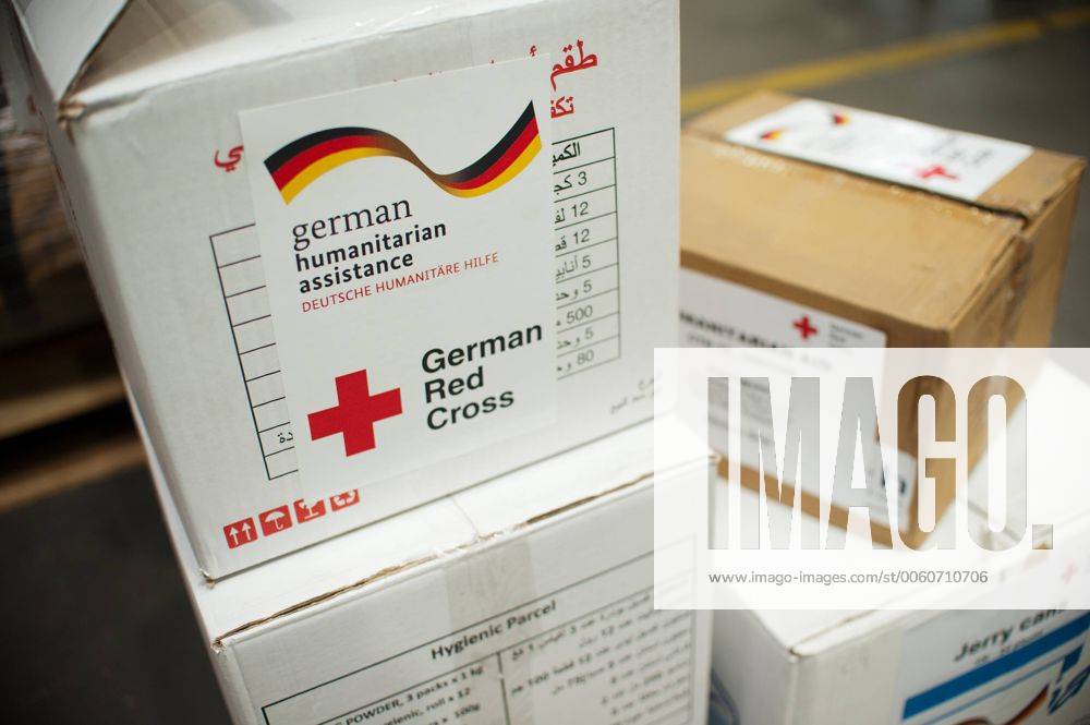 Berlin, Hilfspakete des Deutschen Roten Kreuzes (DRK) stehen am Mittwoch (13.11.13) vor der Beladung eines Luftfrachtflugzeuges mit Hilfsgütern auf dem Flughafen Berlin Schönefeld im Lagerraum des DRK. Das Technische Hilfswerk (THW) und das Deutsche Rote Kreuz (DRK) starten einen Hilfsflug in das vom Taifun Haiyan betroffene Gebiet auf den Philippinen. Der Flug geht direkt in die am schwersten betroffene Region Cebu. An Bord werden insgesamt rund 70 Tonnen Fracht sein. Das DRK liefert Zelte, Kochsets, Hygieneartikel und Plastikplanen. Vom THW werden zwei Trinkwasseraufbereitungsanlagen, ein Labor zur Wasseranalyse, Werkzeug zur Reparatur zerstörter Infrastruktur sowie Camp-Ausstattung für Einsatzkräfte zugeladen.