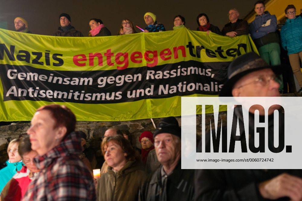 Bürger protestieren auf einer Kundgebung der demokratischen Parteien gegen einen Fackelmarsch gegen Asylbewerber in Schneeberg: Begleitet von mehreren Gegendemonstrationen findet in Schneeberg der dritte Facklemarsch von Neonazis und Bürgern (Lichtellauf) gegen die Unterbringung von Flüchtlingen in der ehemaligen Jägerkaserne mit ca. 1500 Teilnehmern statt. Der Aufmarsch ist von dem lokalen NPD-Funktionär Stefan Hartung angemeldet, neben organisierten Neonazis nehmen auch zahlreiche Bürger Schneebergs an dem Fackelmarsch teil. Am Rande des Aufmarsches werden mehrfach Journalisten von Auzugsteilnehmern bedroht, ein Pressefotograf wird zusammengeschlagen und muss im Krankenhaus behandelt werden. Gegen den Aufmarsch protestieren mehrere hundert Bürger auf einer Kundgebung der demokratischen Parteien Schneebergs, an einer überregionalen Demonstration von Antifagruppen beteiligten sich ca. 15