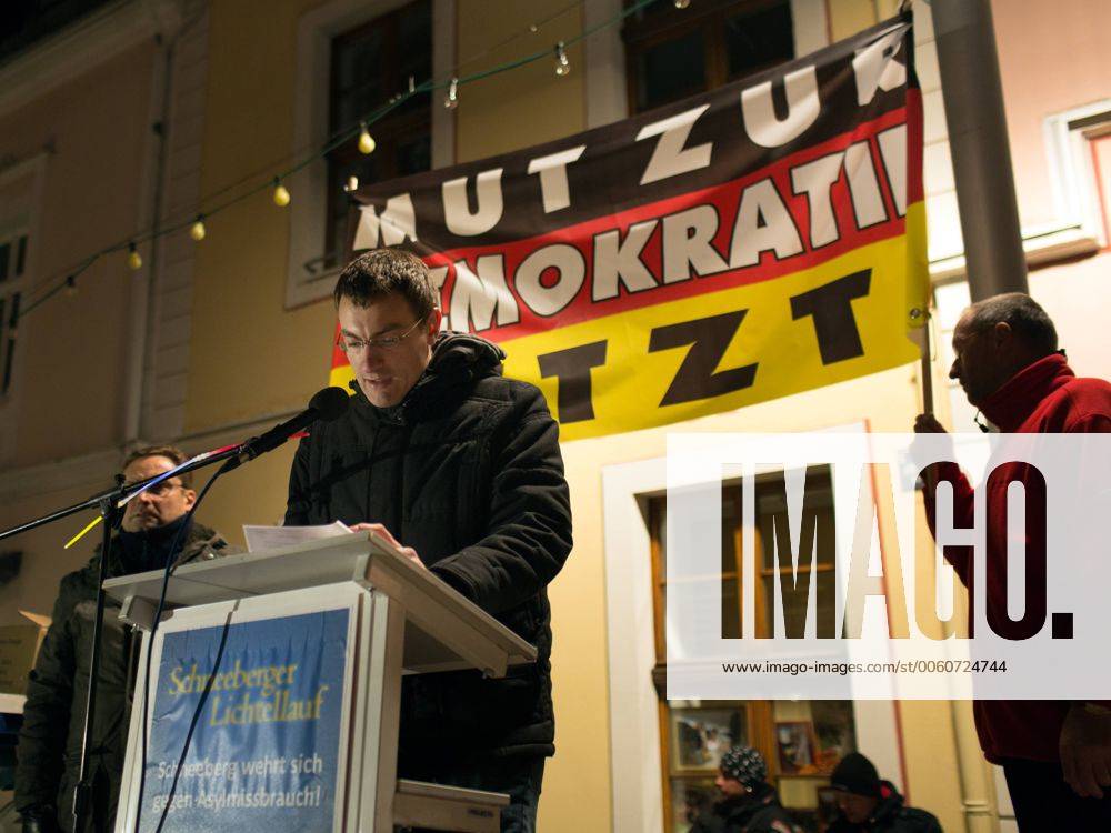 Stefan Harung, NPD-Funktionär und Organisator des Fackelmarsch gegen Asylbewerber in Schneeberg hält eine Rede: Begleitet von mehreren Gegendemonstrationen findet in Schneeberg der dritte Facklemarsch von Neonazis und Bürgern (Lichtellauf) gegen die Unterbringung von Flüchtlingen in der ehemaligen Jägerkaserne mit ca. 1500 Teilnehmern statt. Der Aufmarsch ist von dem lokalen NPD-Funktionär Stefan Hartung angemeldet, neben organisierten Neonazis nehmen auch zahlreiche Bürger Schneebergs an dem Fackelmarsch teil. Am Rande des Aufmarsches werden mehrfach Journalisten von Auzugsteilnehmern bedroht, ein Pressefotograf wird zusammengeschlagen und muss im Krankenhaus behandelt werden. Gegen den Aufmarsch protestieren mehrere hundert Bürger auf einer Kundgebung der demokratischen Parteien Schneebergs, an einer überregionalen Demonstration von Antifagruppen beteiligten sich ca. 1500 Menschen. Sch