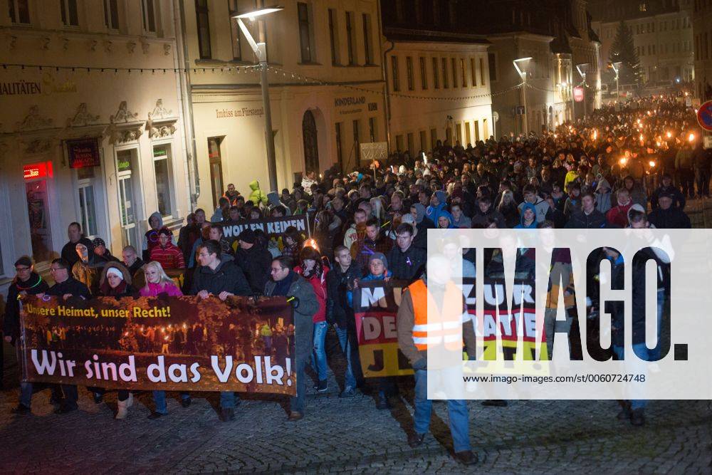 Fackelmarsch gegen Asylbewerber in Schneeberg mit Transparent: Unsere Heimat, unser Recht! Wir sind das Volk: Begleitet von mehreren Gegendemonstrationen findet in Schneeberg der dritte Facklemarsch von Neonazis und Bürgern (Lichtellauf) gegen die Unterbringung von Flüchtlingen in der ehemaligen Jägerkaserne mit ca. 1500 Teilnehmern statt. Der Aufmarsch ist von dem lokalen NPD-Funktionär Stefan Hartung angemeldet, neben organisierten Neonazis nehmen auch zahlreiche Bürger Schneebergs an dem Fackelmarsch teil. Am Rande des Aufmarsches werden mehrfach Journalisten von Auzugsteilnehmern bedroht, ein Pressefotograf wird zusammengeschlagen und muss im Krankenhaus behandelt werden. Gegen den Aufmarsch protestieren mehrere hundert Bürger auf einer Kundgebung der demokratischen Parteien Schneebergs, an einer überregionalen Demonstration von Antifagruppen beteiligten sich ca. 1500 Menschen. Schne