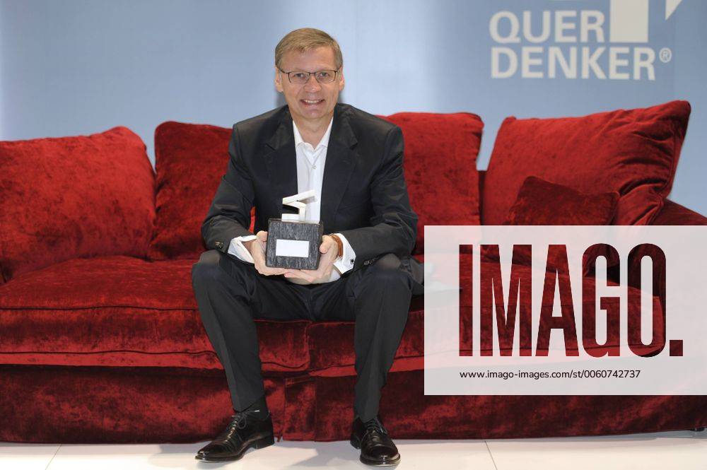 Günther JAUCH (TV Moderator),mit dem Ehrenpreis,sitzt auf einem roten Sofa. Verleihung der Querdenker Awards 2013 am 21.11.2013.