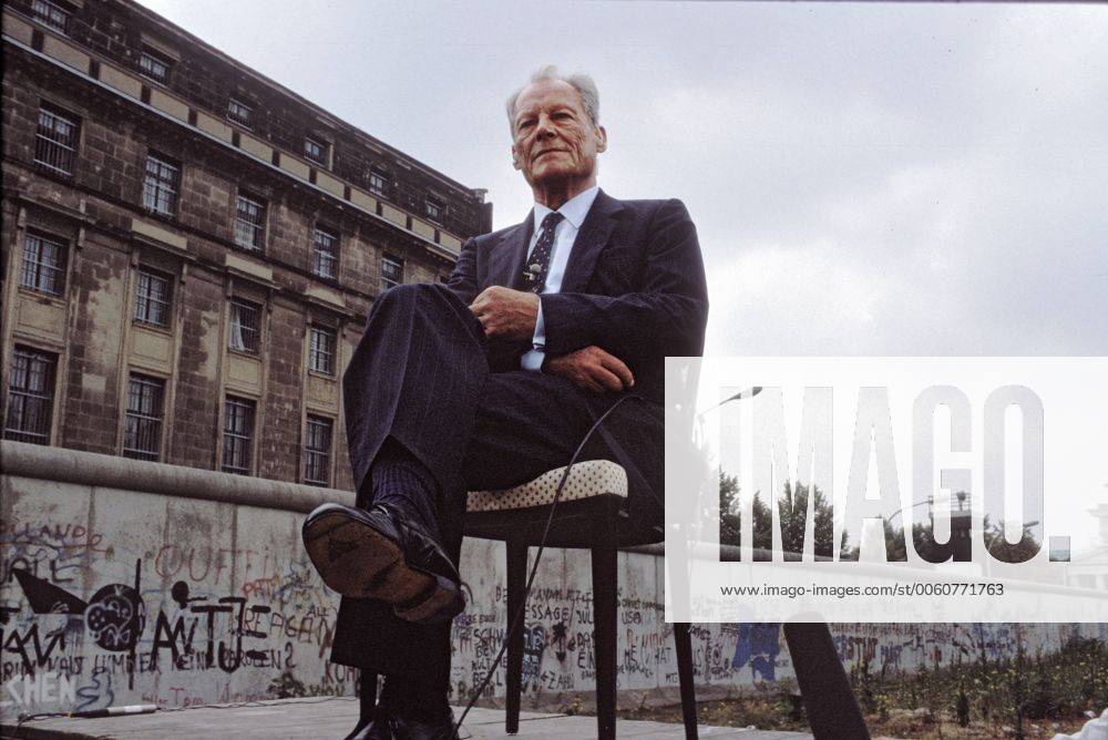 Willy Brandt am 13. August 1986 vor der Berliner Mauer anlässlich des 25. Jahrestags Mauerbaus. Willy Brandt (18.12.1913, Lübeck als Herbert Ernst Karl Frahm - 8.10.1992, Unkel) war ein deutscher sozialdemokratischer Politiker. Während seiner Amtszeit als Regierender Bürgermeister von Berlin, 1957 bis 1966, wurde die Berliner Mauer gebaut. 1966 bis 1969 war er in der Großen Koalition Bundesaußenminister und Stellvertreter des Bundeskanzlers Kurt Georg Kiesinger. 1969 wurde er zum vierten Bundeskanzler der Bundesrepublik Deutschland gewählt, 1974, nach der Enttarnung des DDR-Spions Günter Guillaume, trat er zurück. Für seine Entspannungspolitik, die in die Ostverträge mit Polen und der Sowjetunion mündete, erhielt er 1971 den Friedensnobelpreis. Von 1964 bis 1987 war Brandt Vorsitzender der SPD, von 1976 bis zu seinem Tod, 1992, Präsident der Sozialistischen Internationale. Am 18. Dezembe epd