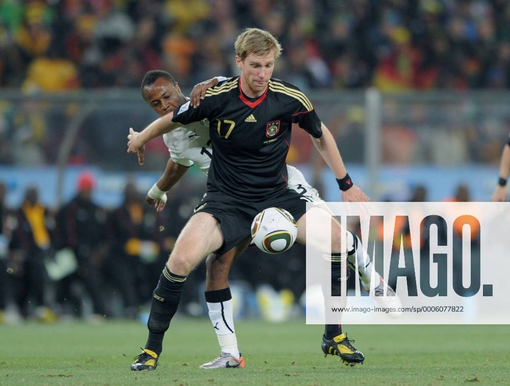 FUSSBALL WM 2010 VORRUNDE Gruppe D 23.06.2010 Ghana - Deutschland, Per MERTESACKER (vorn, Deutschland) gegen Andre AYEW (Ghana) Dede o0 DFB