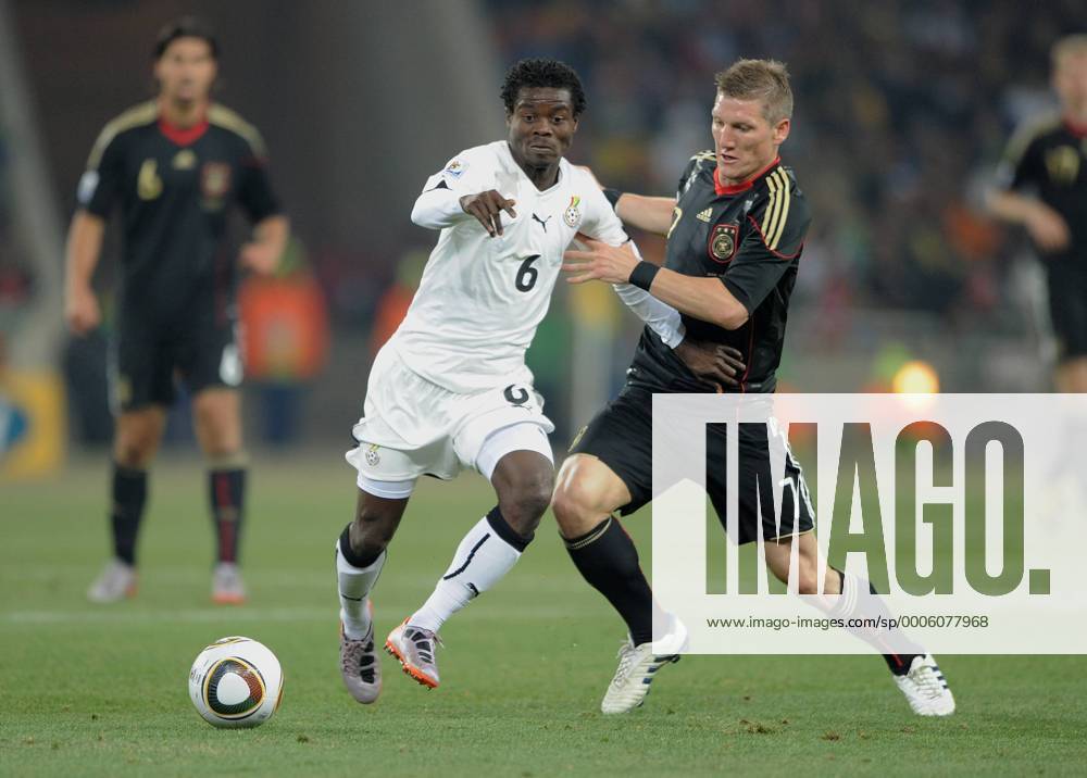 Gruppe D 23.06.2010 Ghana - Deutschland: Bastian SCHWEINSTEIGER (re, Deutschland) gegen Anthony ANNAN (Ghana)