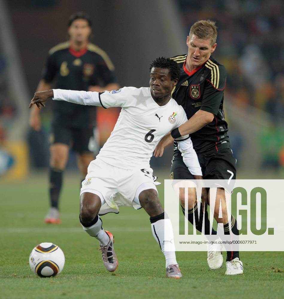 Gruppe D 23.06.2010 Ghana - Deutschland: Bastian SCHWEINSTEIGER (re, Deutschland) gegen Anthony ANNAN (Ghana)