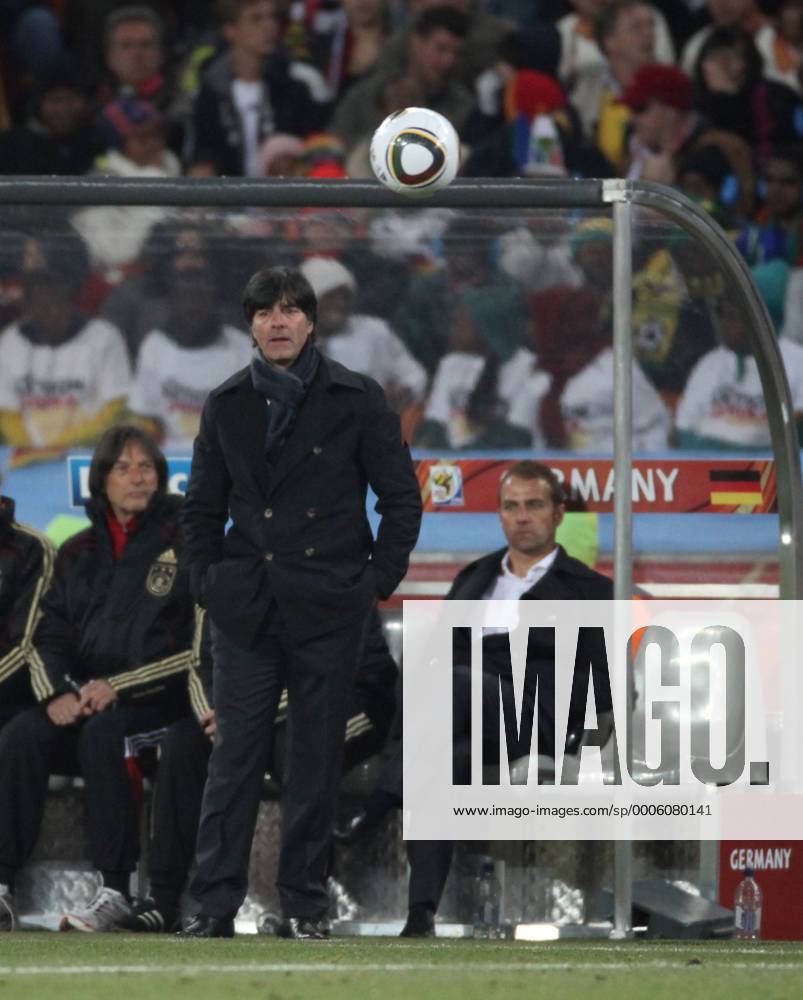 Weltmeisterschaft 2010 Johannesburg 23.06.2010, Ghana (weiß) - Deutschland (schwarz) 0:1 - Joachim Löw (Deutschland, Bundestrainer)
