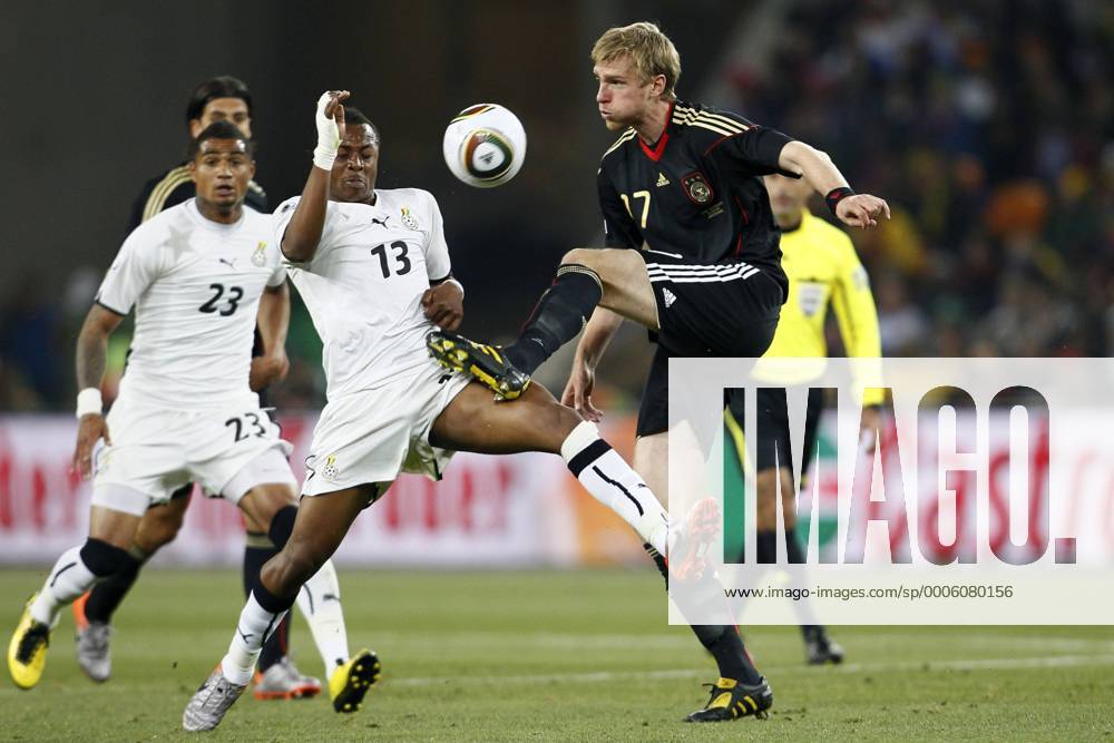 Fussball Weltmeisterschaft 2010, Vorrunde, GHANA (weiß) - DEUTSCHLAND (schwarz) 0-1 --- Andre Ayew (li.) gegen Per Mertesacker (Deutschland) -- ONLY IN GERMANY -- Dede
