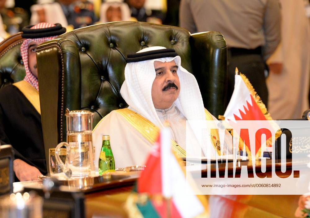 (131211) -- KUWAIT CITY, Dec. 10, 2013 (Xinhua) -- King Sheikh Hamad bin Isa Al-Khalifa of Bahrain attends the 34th Gulf Cooperation Council (GCC) summit in Kuwait-Kuwait City on Dec. 10, 2013. Kuwait Amir Sheikh Sabah Al-Ahmad Al-Jaber Al-Sabah called on the Arab Gulf countries to solve the conflict in Syria, while underlining that inter-GCC cooperation protected the Arab Gulf countries from dangers. (Xinhua Noufal Ibrahim) KUWAIT-KUWAIT CITY-GCC SUMMIT-OPENING