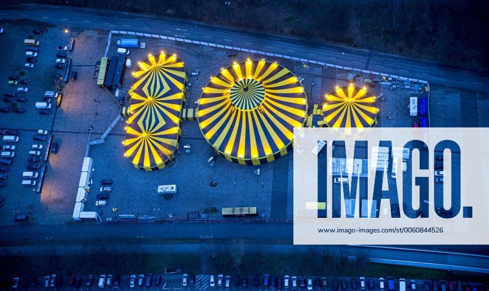 Circuszelt, Weihnachtscircus im Revier, Show Schöne Firetage , Parkplatz E hinter der Westfalenhalle vor der Premiere zum Weihnachtsprogramm, Luftbild von Dortmund, Ruhrgebiet !ACHTUNGxMINDESTHONORARx60xEURO!