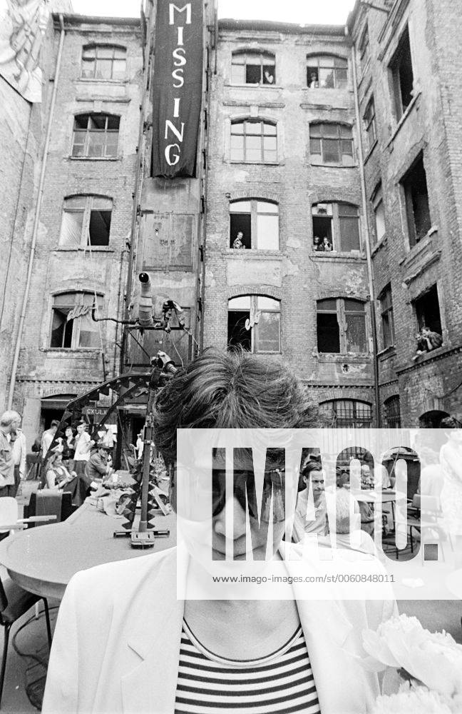 Yoko Ono bei Kunstaktion 37 Räume Yoko Ono besucht eine Ausstellung in der Auguststrasse 4 anl. der Kunstaktion 37 Räume bei britischen Schrottkünstlern), Auguststrasse 4, DEU, Berlin-Mitte, 14.06.1992; Â