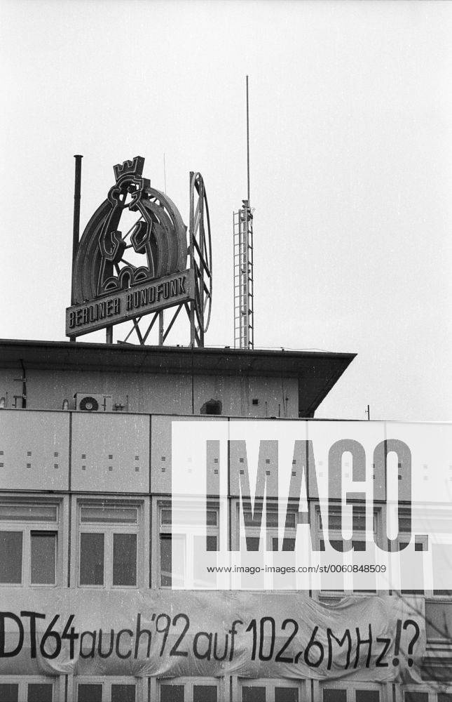 Funkhaus in der Nalepastrasse Rundfunk der DDR, Funkhaus in der Nalepastrasse, Leuchtreklame: Berliner Rundfunk (Transparent für DT64), DEU, Berlin-Köpenick, 23.03.1992;