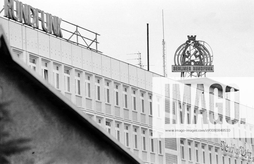Funkhaus in der Nalepastrasse Rundfunk der DDR, Funkhaus in der Nalepastrasse, Leuchtreklame: Berliner Rundfunk (Transparent für DT64), DEU, Berlin-Köpenick, 23.03.1992;
