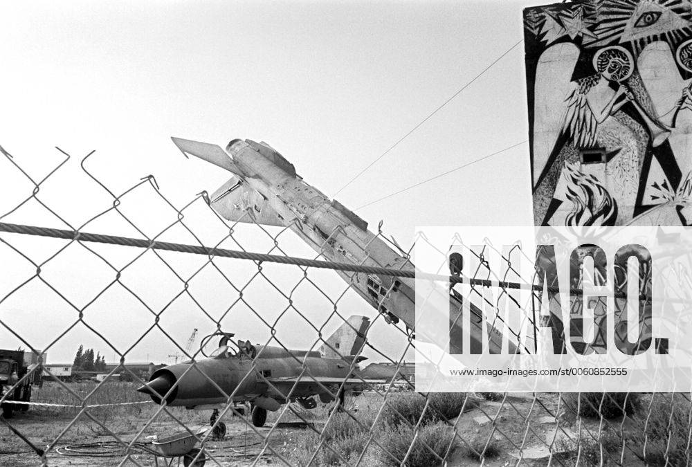 Mig - Kunst Ausstellung von Installationen Britischer Schrottkünstler im Spreebogen, zwei Migs der SU (Sowjetunion) am ehem. Grenzturm, Spreebogen, DEU, Berlin-Mitte, 12.08.1992; form:coun
