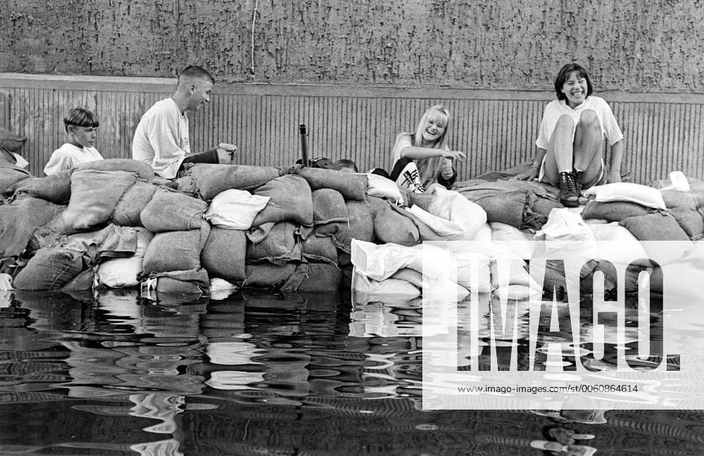 Hochwasser an der Oder Hochwasser an der Oder, Jugendliche auf Sandsaecken, DEU, Finkenherd, 30.07.1997, Deutschland, Â