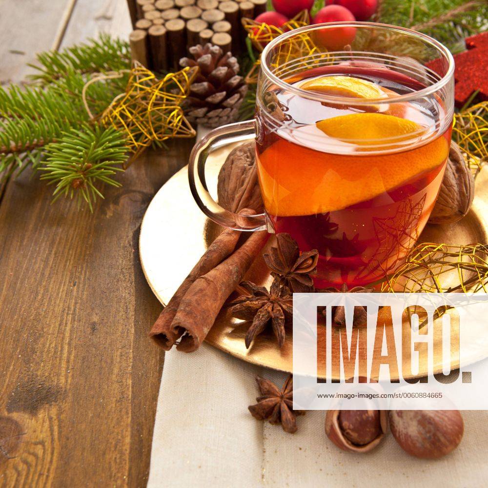 Heisses Getränk zu Weihnachten mit Zimt und Orangen 1079700489
