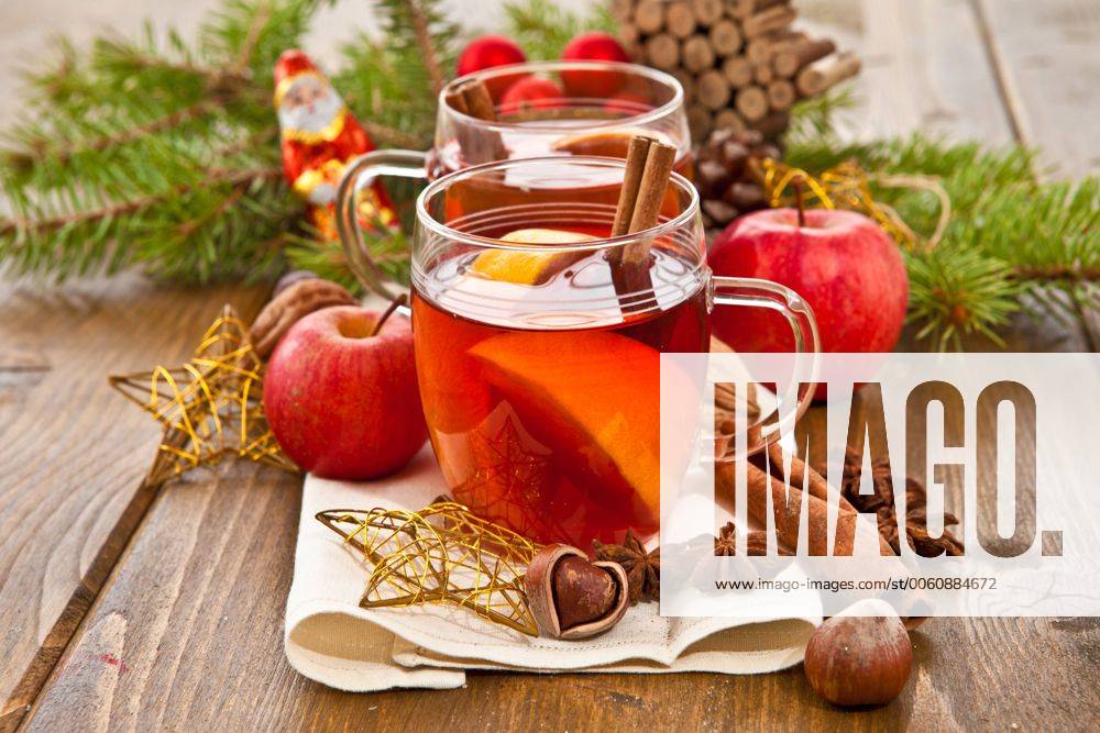 Heisses Getränk zu Weihnachten mit Zimt und Orangen 1079700496