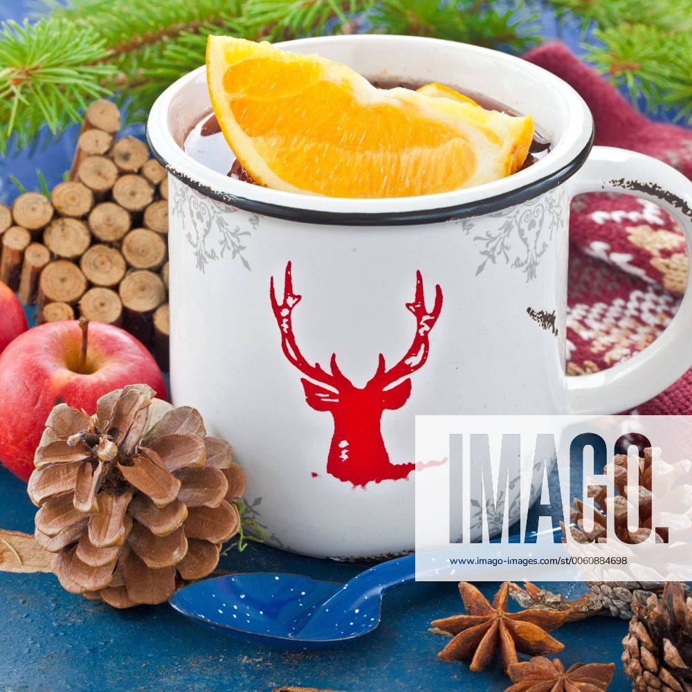 Heisser Punsch mit frischen Orangen im Winter 1079700532