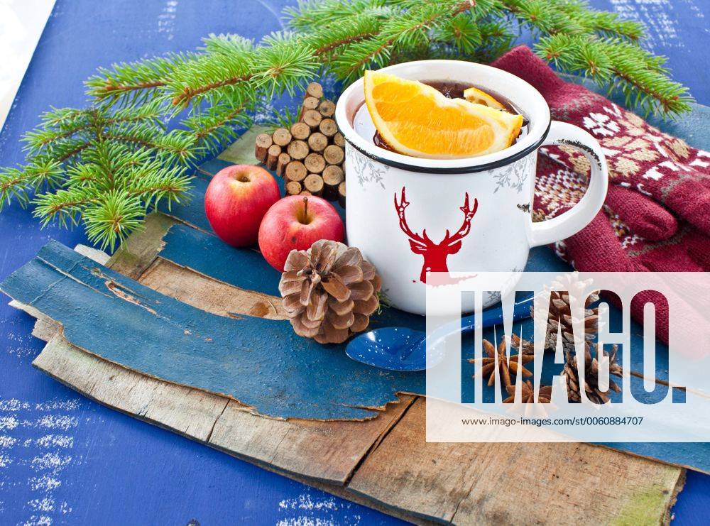 Heisser Punsch mit frischen Orangen im Winter 1079700545