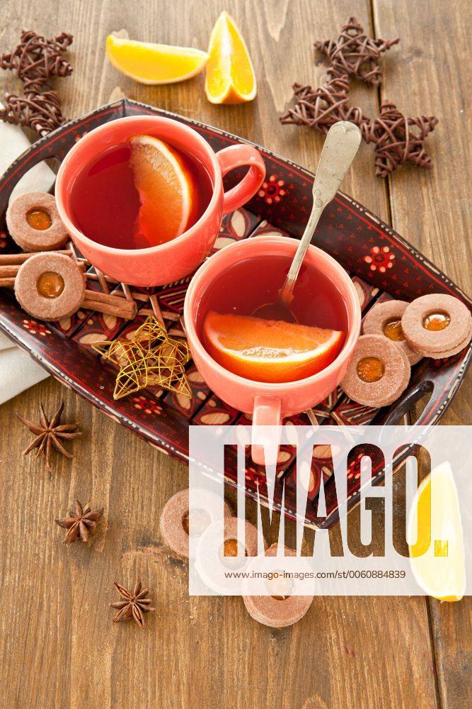 Heisser Tee, Gluehwein und Plätzchen zur Weihnachtszeit 1079700475