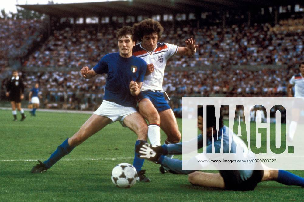 Marco Tardelli (li.) und Torwart Dino Zoff (re., beide Italien) gemeinsam gegen Kevin Keegan (England) Fußball EM Herren Europameisterschaft 1980, Nationalmannschaft, Nationalteam, Länderspiel, Gruppenspiel, Gruppe 2, Gruppe Stadio delle Alpi Turin Dynamik, Kampf,