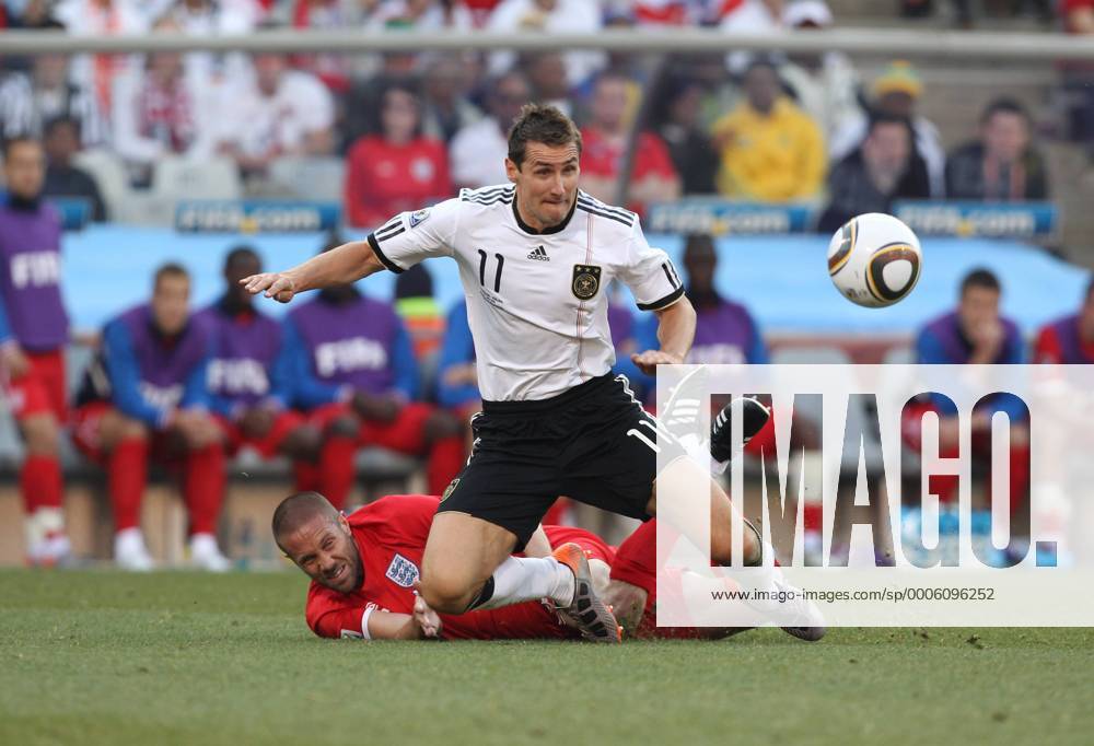 Bloemfontein - FIFA Weltmeisterschaft 2010 - Achtelfinale - Deutschland (weiß) vs England rot) 4:1 --- Miroslav Klose (vorn) gegen Matthew Upson