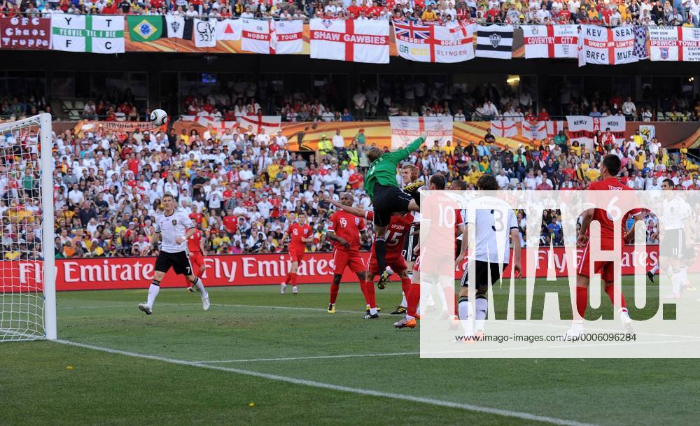 FUSSBALL WM 2010 ACHTELFINALE 27.06.2010 Deutschland - England Tor zum 1:2 Matthew UPSON (England, Mitte verdeckt) gegen Torwart Manuel NEUER (Deutschland) o0 DFB Totale Zuschauer Spannung