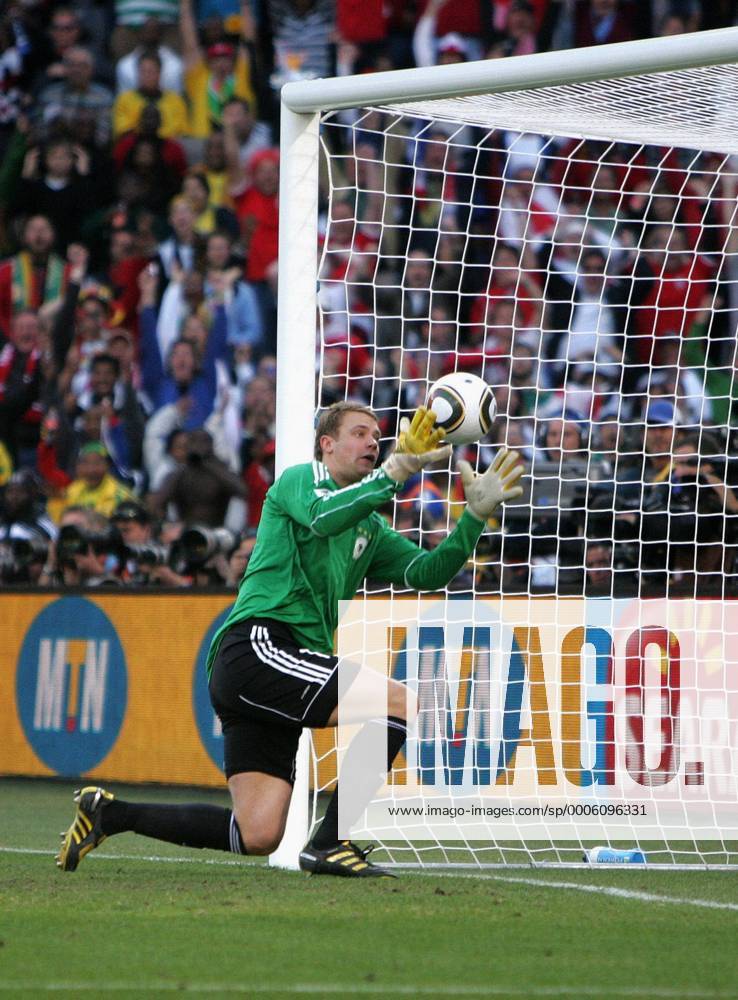Fußball-WM 2010, Achtelfinale, Deutschland - England, im Freestate Stadion in Bloemfontein, Torwart Manuel Neuer (Deutschland) fängt den Ball auf, nach dem Aufprall hinter der Linie, dem eigentlich regulären Tor für die Engländer. - o0 aberkannt aberkanntes annulliert annulliertes Fehlentscheidung kurios Spannung