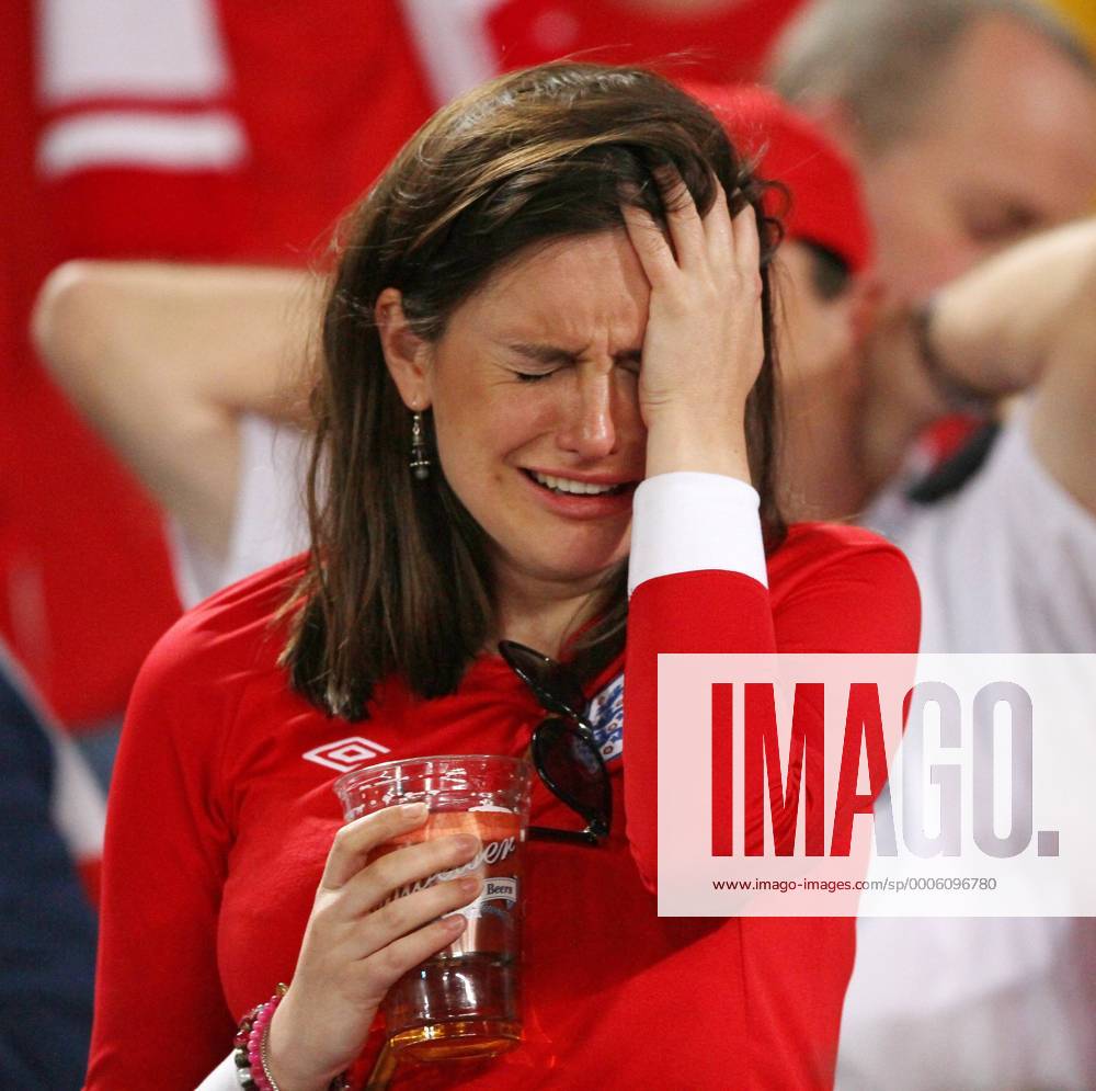An England fan looks on dejected at the ending whistle . o0 Frau weiblich Enttäuschung Verzweiflung Emotionen Tränen weinen