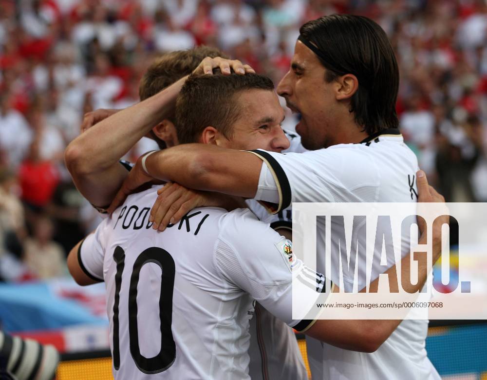 FIFA Weltmeisterschaften 2010, Achtelfinale , Deutschland Lukas Podolski (Mitte), Sami Khedira (re.) jubeln o0 Freude