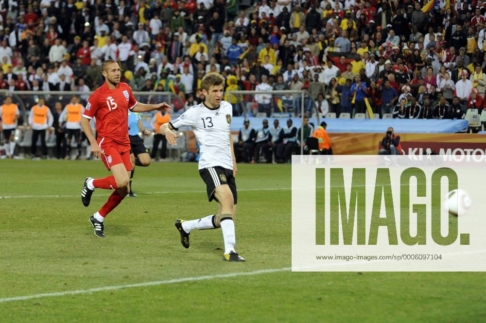 Tor zum 4-1 durch Thomas MUELLER (GER, re.) gegen Matt Upson (England) - Achtelfinale, Fussball Weltmeisterschaft 2010