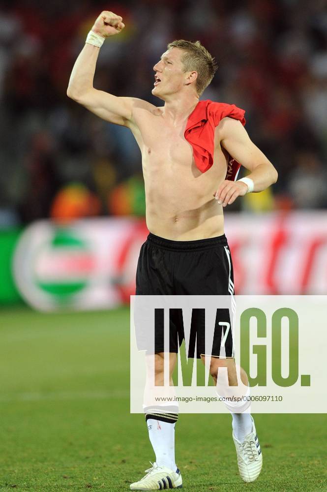 Schlussjubel Deutschland ,Bastian SCHWEINSTEIGER (GER) - Achtelfinale, Fussball Weltmeisterschaft 2010 o0 Jubel Freude nackt Überlegenheit