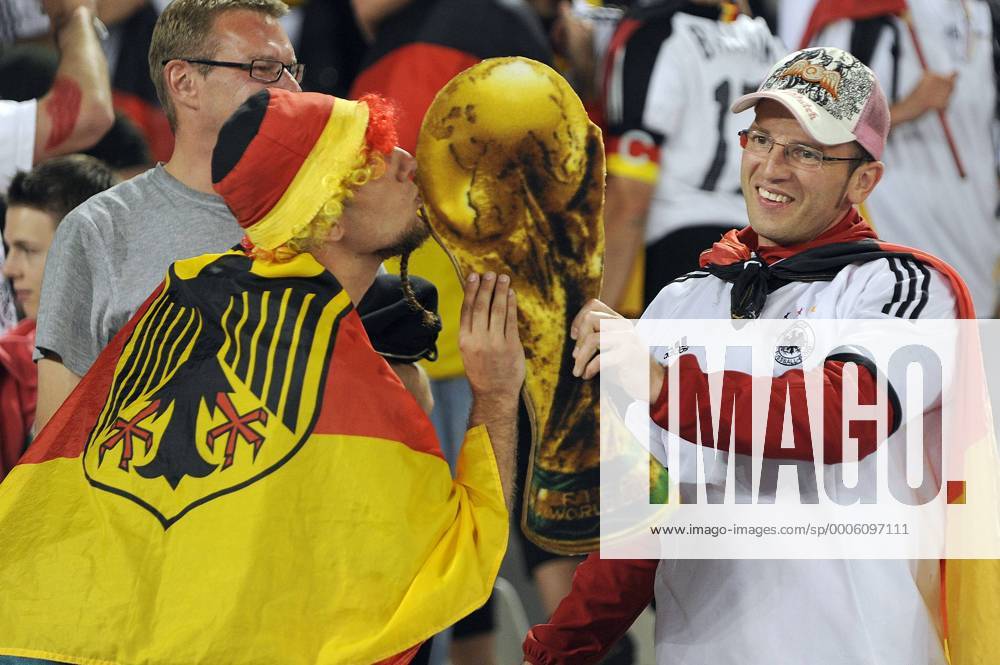 Deutsche Fans feiern mit Attrappe des WM Pokals - Achtelfinale, Fussball Weltmeisterschaft 2010 o0 Weltpokal Kopie Imitat Nachbildung Objekte Kuss küssen