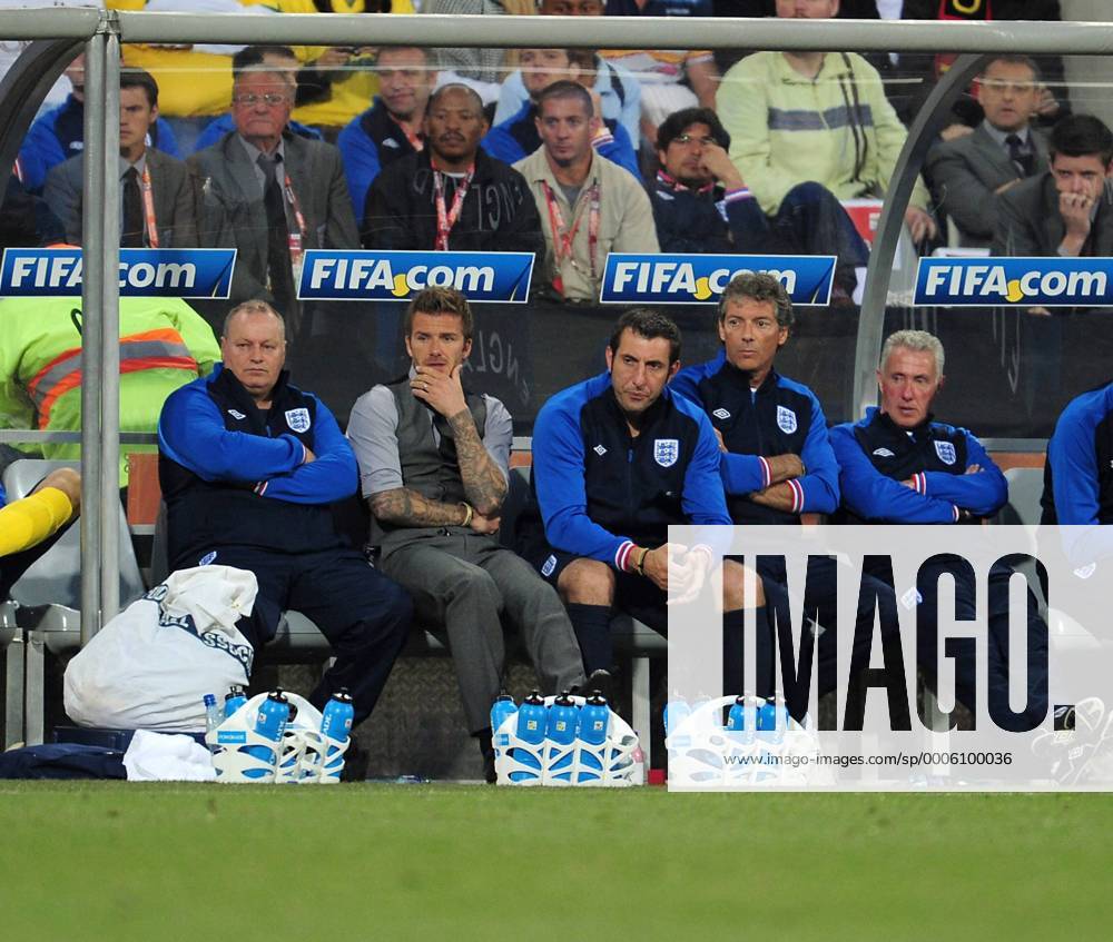 Fußball-WM 2010, Achtelfinale, Deutschland - England, im Freestate Stadion in Bloemfontein, Co-Trainer David Beckham (2.v.li, England) sitzt frustriert auf der Bank. - o0 Enttäuschung