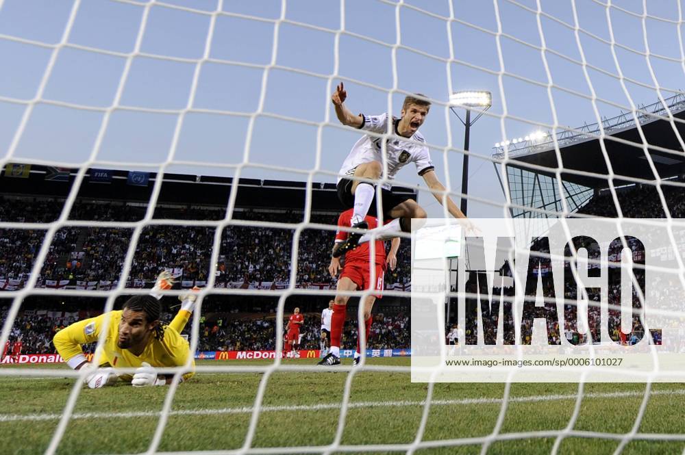 Thomas MUELLER (GER, vorne r. ) springt nach seinem Tor zum 4:1 gegen Englands Torwart David JAMES (l.) jubelnd ins Tor, Achtelfinale Deutschland (GER) - England (ENG) 4:1, am 27.06.2010 in Bloemfontein Mangaung