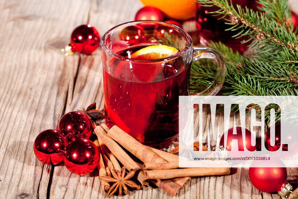 Heisser aromatischer glühwein punsch mit orangen und zimt weihnachten winter advent