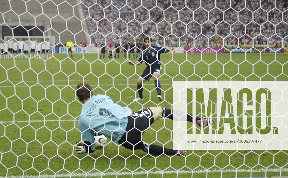 Torwart Jens LEHMANN (GER) haelt den Elfmeter von Roberto AYALA, AKtion Viertelfinale, Deutschland (GER) - Argentinien (ARG) 5:3 n.E., am 30.06.2006 in Berlin; Fussball WM2006 FIFA WM 2006, vom 09.06. - 09.07.2006 in Deutschland o0 Elfmeterschießen Hintertor, Hintertorkamera, Hintertorperspektive