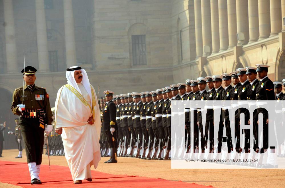 (140219) -- NEW DELHI, Feb. 19, 2014 (Xinhua) -- Bahraini King Hamad bin Isa Al Khalifa (2nd L) inspects a guard of honor upon his arrival at the Indian Presidential Palace in New Delhi, India, Feb. 19, 2014. (Xinhua Partha Sarkar)(hy) INDIA-NEW DELHI-BAHRAIN-VISIT