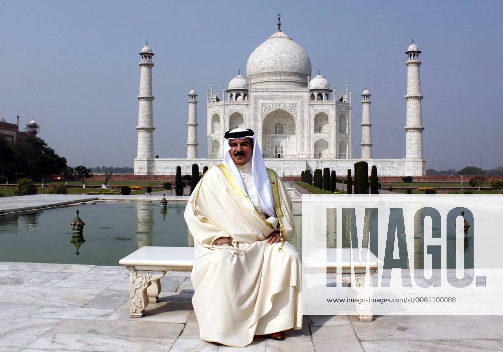 (140220) -- AGRA, Feb. 20, 2014 (Xinhua) -- Bahraini King Hamad bin Isa Al Khalifa poses for photos in front of the majestic Taj Mahal in Agra, India, Feb. 20, 2014. (Xinhua)(ctt) INDIA-AGRA-BAHRAIN-KING-VISIT