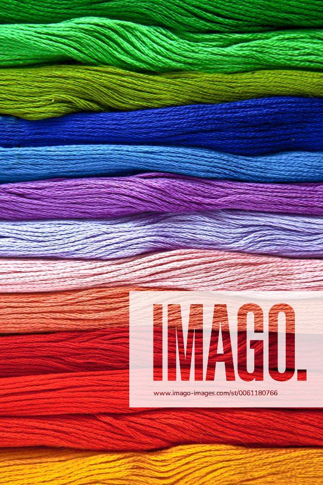 Bunte Garne zum Sticken im Verlauf eines Regenbogens angeordnet 1079700718
