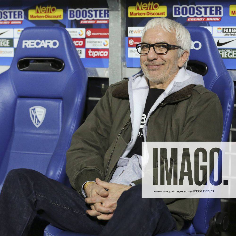 Schauspieler Ralf Richter mit Brillte gut gelaunt auf der Bochumer Ersatzbank VfL Bochum vs SpVgg Greuther-Fuerth --- Fussball --- 2. Bundesliga --- 10.03.2014, EP_JSE