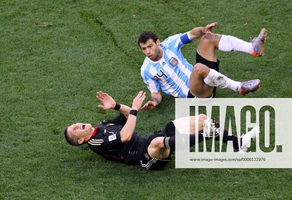 Germany s Bastian Schweinsteiger (front) and Argentina s Javier Mascherano fall on the pitch during their 2010 World Cup quarterfinal soccer match at Green Point stadium in Cape Town on July 3, 2010. o0 Foulspiel, gefoult Kampf Härte Boden Schmerz Schrei