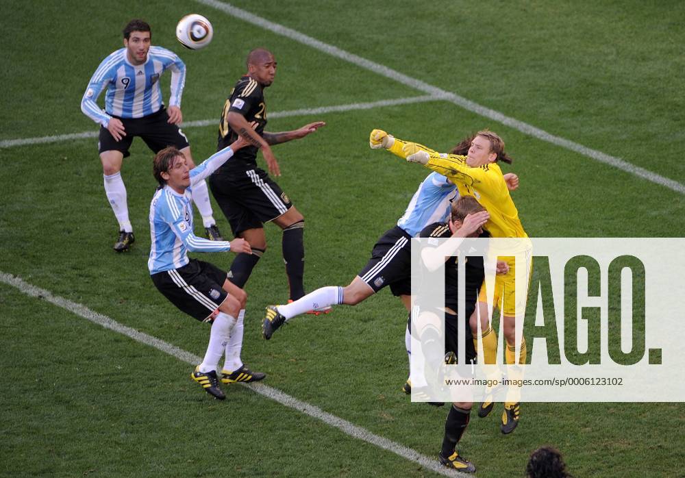 FUSSBALL WM 2010 VIERTELFINALE 02.07.2010 ARGENTINIEN - DEUTSCHLAND Manuel NEUER (R, Deutschland) kann retten. Jerome BOATENG (3L) und Per MERTESACKER (re, alle Deutschland) brauchen nicht mehr eingreifen