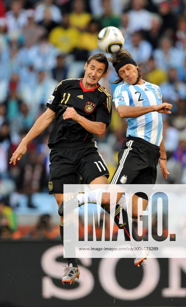 Miroslav Klose (L) of Germany heads the ball with Martin Demichelis of Argentina during their 2010 World Cup quarterfinal soccer match at Green Point stadium in Cape Town on July 3, 2010. o0 Kopfballduell