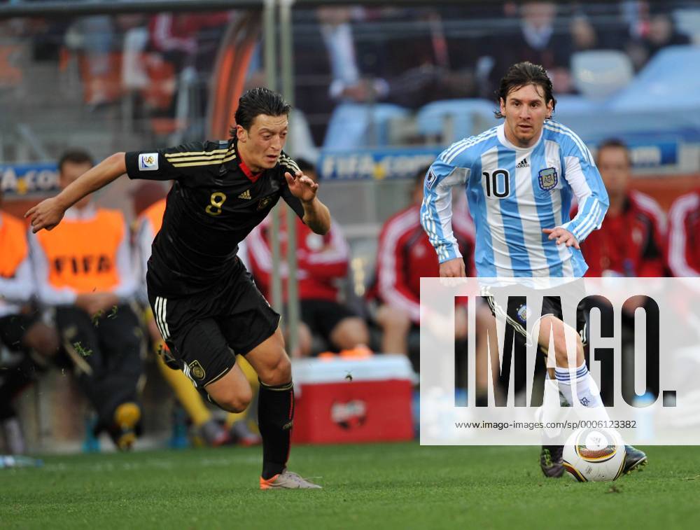 Mesut Özil (L) of Germany vies with Lionel Messi of Argentina during their 2010 World Cup quarterfinal soccer match at Green Point stadium in Cape Town on July 3, 2010. o0 Aufmacher